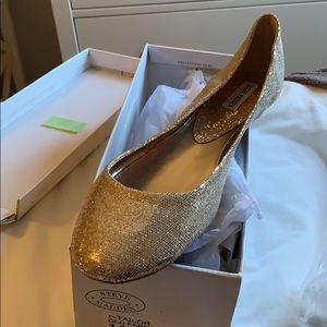 Never been worn steve madden gold flats